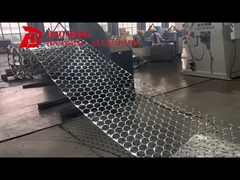 کارخونه داره دایره های آلومینیومی کوچک تولید می کنه