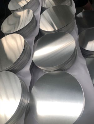 سطح صاف دیسک آلومینیوم سطح بالا 1050 1060 3003 آلیاژ، 0.3 ′′ 6mm ضخیم، اندازه سفارشی آلومینیوم خالی برای پوشش لامپ و گلدان